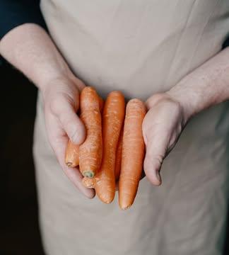 Elle commence souvent loin de la table.

Chez nos producteurs partenaires. Dans le respect du rythme des saisons. Dans le choix conscient du circuit court

Quand vous dégustez un plat, vous goûtez aussi un territoire.

Et ça change tout. simplement évident. @sebastiengeens @emmanueltilmant  @atelierdusamson , ...