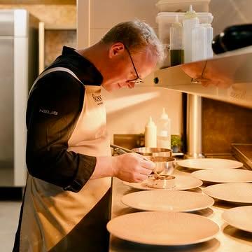 😀😀😀 L’attention ou intention , du geste 

Un détail peut tout changer.

Un plat adapté avec soin. Un conseil précis sur un accord. Un sourire discret mais sincère. Le chef et notre équipe met autant d’attention dans l’accueil que dans l’assiette.

Parce que nous ne servons pas seulement un menu.
Nous accompagnons un moment de vie.