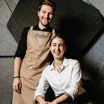 🇨🇦🇧🇪 Une histoire de transmission 🇨🇦🇧🇪

Il y a plus de dix ans, je partais au Canada avec Bossimé, animé par une envie simple, rencontrer, échanger, partager une vision de la cuisine engagée.

Nous avons travaillé avec des écoles hôtelières, cuisiné avec des jeunes chefs, des commis, des passionnés. Nous avons discuté, confronté nos idées, transmis… sans jamais savoir ce que cela deviendrait.

Avec le temps, ces jeunes ont grandi. Ils sont devenus chefs à leur tour, et ont continué à faire vivre cette transmission.

Puis l’histoire m’est revenue.

Olivier fait partie de cette génération. Chef reconnu au Canada, curieux et engagé, il est venu à Bossimé une première fois en 2024 pour trois semaines. Trois semaines d’échanges autour de notre cuisine, de notre terroir, de notre manière de travailler.

Très vite, une évidence s’est installée.

Olivier et sa compagne ont décidé de revenir pour une année. Une immersion complète à Bossimé, pour apprendre, s’inspirer, mais aussi apporter leur regard, leur culture, leur énergie.

Car ici, la transmission ne va jamais dans un seul sens.

Bien sûr, nous partageons notre savoir.
Mais nous recevons tout autant.

À Bossimé, je crois profondément que la cuisine ne nous appartient pas.
On ne fait que la faire circuler, entre les mains, les générations et les cultures.

Aujourd’hui, Olivier et Emmanuel font partie de cette dynamique. Vous les croisez en salle ou en cuisine, avec leur sourire et cet accent qui voyage.

Ils participent pleinement à l’expérience que vous vivez.

Et si notre cuisine vous touche, c’est sans doute parce qu’elle est faite de cela, du terroir, des produits, mais surtout des rencontres.

Une cuisine vivante, humaine, et en mouvement. 🇨🇦🇧🇪 Merci