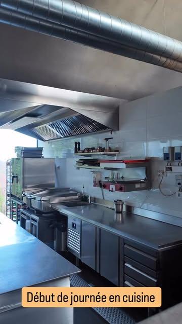 Début de journée en cuisine à Bossimé