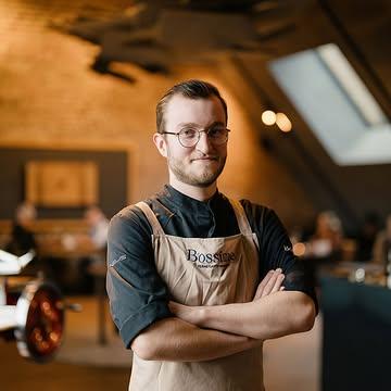 🙏🙏🙏 Aujourd’hui, on prend un moment à Bossimé pour dire merci.

MERCI Julien.

Plus de quatre années à nos côtés, à accompagner vos repas, à faire vivre vos moments de gourmandise, à porter avec nous ce métier si particulier de restaurateur.

Julien, c’est avant tout un cuisinier passionné. Mais c’est aussi un regard, toujours attentif au-dessus du passe, pour comprendre le rythme de la salle, observer vos sourires, sentir le bon moment. Celui d’envoyer un plat, de le sublimer, ou simplement de venir à votre rencontre pour le raconter.

Beaucoup d’entre vous se souviendront de ses explications… précises , passionnées, souvent vivantes , ( peux être a rallonge des fois 😆😆😆 ). Des moments où un plat devenait presque une histoire, une recette racontée en direct, avec énergie et sincérité. C’était sa signature. Et on l’aimait aussi pour ça.

Au fil des années, on a vu évoluer un jeune homme curieux, polyvalent, engagé, qui a pleinement embrassé notre manière de faire et de penser la cuisine.

Aujourd’hui, une nouvelle aventure l’attend. Une nouvelle équipe, de nouveaux défis, une suite logique dans son parcours.

À Bossimé, on est fiers du chemin parcouru ensemble.
Et reconnaissants pour tout ce qu’il a apporté, chaque jour.

On te souhaite le meilleur pour la suite, Julien. Continue à cuisiner, à raconter, à transmettre.

À très bientôt autour d’une table. 🍽️
