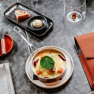 📸 Chaque menu est une histoire. Ce menu s'achève aujourd'hui.

Avant de cuisiner le prochain menu , nous avions envie de partager avec vous quelques images des assiettes qui ont rythmé ces dernières semaines. Derrière chacune d'elles se cachent des récoltes, des producteurs passionnés, des heures de travail et, surtout, les moments que nous avons eu le plaisir de partager avec vous.

💚 Merci d'être toujours plus nombreux à faire vivre cette aventure. Votre confiance, vos retours et votre fidélité nous permettent de continuer à imaginer une gastronomie profondément ancrée dans notre terroir.

Ces prochains jours, nous faisons une courte pause pour participer au @lesvetival , où nous aurons le plaisir de vous faire découvrir Farm Buns ( a suivre sur @event_bossime notre micro-boulangerie événementielle, au sein de la Table de l'Innovation, aux côtés de notre fidèle partenaire @enet.be 

✨ Dès mardi, une nouvelle saison commencera à l'Atelier de Bossimé. De nouvelles découvertes, de nouvelles émotions et toujours la même envie : vous accueillir comme à la maison et vous faire vivre une expérience sincère, généreuse et inoubliable.

Nous avons hâte de vous retrouver, a Lesve ou autour de notre table.

À très bientôt, et encore merci de faire partie de cette belle aventure. 🤍