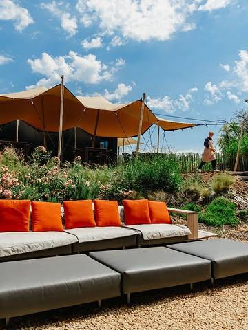 Il y a des terrasses où l’on vient simplement manger.

Et puis il y a celles où l’on prend le temps de regarder autour de soi.

A Bossimé, nous avons toujours imaginé ce jardin comme un prolongement naturel de notre cuisine. Ici, rien n’est figé. Les fleurs sauvages côtoient les plantations, les insectes auxiliaires trouvent leur place, les oiseaux accompagnent le service, et les saisons dessinent chaque semaine un paysage différent.

Nous aurions pu tout maîtriser. Nous avons préféré laisser le vivant s’exprimer.

C’est peut-être cela, finalement, l’esprit de Bossimé, créer un lieu contemporain où la nature n’est pas un décor, mais un véritable partenaire.

Alors, lorsque le soleil s’invite, notre plus belle salle de restaurant se trouve simplement… dehors.

À quelques minutes de Namur, nous vous invitons à vivre un moment où l’on prend autant le temps d’observer que de déguster.

Nous avons hâte de vous y accueillir.

#bossimé #namur