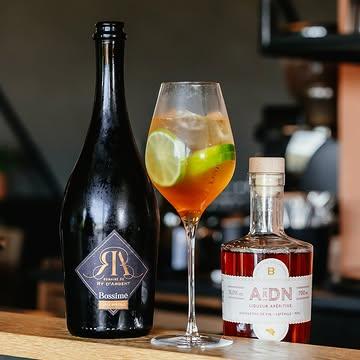 L'apéro, c'est un peux comme le premier plat. Autant le réussir. 🌲

On vous présente  ARDN,  liqueur : bourgeons de pin, aspérule, miel. Rien d'autre. C'est la forêt ardennaise dans un verre , résineux, frais, un peu sauvage.

Cet été, on la sert en spritz. Vif, désaltérant, fait pour la terrasse et les longues soirées qui traînent.

Pas besoin de partir loin pour changer d'air. Il suffit de s'asseoir. 🍹