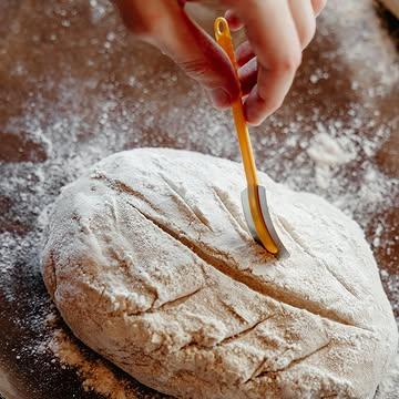 🌾🌾🌾 Il y a des odeurs qui racontent une histoire. Celle du pain qui sort de notre four en fait partie.

Mais ici, cette histoire commence bien avant.
Elle commence dans un champ , juste à côté du restaurant,  que nous cultivons nous-mêmes.

Chaque grain de blé pousse au rythme des saisons, est récolté, moulu, puis travaillé dans notre fournil avec le même respect que celui que nous accordons à chacun des produits qui arrivent en cuisine.

Notre pain n'est pas seulement un accompagnement.
C'est souvent la première bouchée que vous dégustez.

La première rencontre avec notre manière de cuisiner.
Une cuisine qui cherche moins à impressionner qu'à raconter le vivant.
Parce qu'avant de nourrir une assiette, nous essayons de nourrir une histoire.
