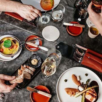 On s'y retrouve pour célébrer un événement, retrouver des amis que l'on n'a pas vus depuis longtemps, réunir une famille ou simplement prendre le temps d'être ensemble.
Les plats circulent. Les verres se lèvent.
Les conversations s'animent, s'interrompent, repartent de plus belle.

Puis, sans que l'on s'en aperçoive vraiment, les heures passent.

à Bossimé, nous avons toujours pensé que la gastronomie ne se résumait pas à ce qu'il y a dans l'assiette.

Elle est ce prétexte précieux qui nous invite à ralentir, à écouter, à partager et à créer des souvenirs qui resteront bien après la dernière bouchée.

C'est sans doute pour cette raison que nous aimons les tables généreuses, celles où l'on partage autant les plats que les histoires.

Parce qu'au fond, les plus beaux repas ne sont pas ceux dont on se souvient pour une recette.

Ce sont ceux dont on se souvient pour les personnes avec lesquelles on les a vécus.