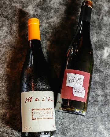🍷🍷🍷 Un grand vin ne se résume jamais à son appellation.
c'est un paysage, une année, une main qui l'a accompagné, parfois une famille qui, depuis plusieurs générations, cultive la vigne avec la même patience que l'on cultive un jardin.

Lorsque nous composons notre cave, le premier critère est toujours l'émotion qu'un vin peut créer à table. Sa profondeur, son équilibre, sa capacité à dialoguer avec nos assiettes plutôt qu'à les dominer.

Mais cette émotion ne suffit pas.

Nous recherchons des vigneronnes et des vignerons qui travaillent en harmonie avec leur terre. Des domaines où l'agriculture biologique, la biodynamie, les pratiques Demeter ou une viticulture profondément respectueuse du vivant ne sont pas des arguments marketing, mais une conviction quotidienne.

Nous aimons les vins d'auteur.

Des vins qui portent l'empreinte de celles et ceux qui les élaborent, qui assument leur identité, leurs nuances et parfois même leurs singularités. Des vins qui ne cherchent pas à être parfaits, mais sincères.

Notre cave fait naturellement la part belle aux vignobles belges et aux terroirs qui nous entourent. Parce que, comme notre cuisine, nous croyons que les plus belles histoires naissent souvent tout près de chez nous.

Au fond, choisir un vin chez Bossimé, c'est prolonger le voyage commencé dans l'assiette.

C'est découvrir des femmes, des hommes et des paysages qui partagent une même vision : celle d'une agriculture vivante, d'un terroir respecté et d'une gastronomie qui raconte bien plus qu'un simple repas. Notre carte est en profond retravaille. Les pépites sont entrés dans notre cave.