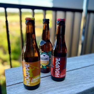 🌾🍻 Ce qu'on aime dans la bière ? Ce qu'elle déclenche.
Des conversations qui s'allongent. Des chaises qui se rapprochent. Des fins de repas qui n'en finissent pas. Merci a nos chouette brasseur @brasseriehouppe @labadjawebio 

À Bossimé, il paraîtrait qu’un certain Pierre brasserait même de la bière dans son garage… Mais il y a des choses que l’on ne peut pas dire. 🤫 
Journée internationale de la bière oblige : ce week-end, prenez le temps. On s'occupe du reste. 🍻
#houppe #bièrelocale
