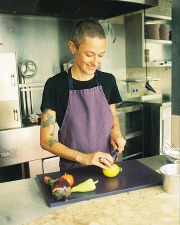 Madame Ana!
La main qui vaut de l’or 🫰🏼

Photo @benedicte_bantuelle 
Légumes @cyclefarmbrussels 

#ellesestcoupéeledoigt
#onestsurleproduit 
#courgesonthefire
#restaurantflamme