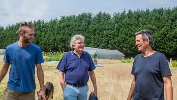 Deviens maraîcher bio-intensif – Formation 2026

🚀 C’est parti !
On lance l’école du maraîchage bio-intensif 🌱
📍 Ce week-end (de vendredi 10h à dimanche 17h) au Salon Valériane, viens nous rencontrer sur le stand B06.
Une formation immersive de 11 mois, encadrée par des maraîchers expérimentés, pour apprendre un vrai métier.
👉 Début 2026 – 16 à 22 élèves – Terre d’Ici.
Laisse ton contact et rejoins l’aventure 🌍

🔗 Infos & préinscriptions via le lien en bio.

Photo @cassandresturboisphoto 
Hashtags : #maraichagebiointensif #permaculture #ecole #goodfood #formation #valeriane2025 #formationmaraîchage #formationmaraichage