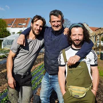 Une page se tourne au Boesdaal, place à un tout nouveau chapitre.
C’est avec une immense joie que nous vous annonçons officiellement la reprise du champ de cycle farm par Terre de lien.

​Un immense MERCI à David pour 3 années de collaboration et de partage. Merci aussi pour ta confiance de nous laisser les clés du champ.

​Pour nous, reprendre ce relais est une suite logique. Notre ambition est de faire grandir ce projet d'auto-cueillette citoyenne.

​Et ce n'est que le début ! Notre projet commun avec David ne s'arrête pas là. Nous mijotons déjà de belles collaborations pour l'avenir... 🤫

​Restez connectés, les premières récoltes arrivent.

🥕 Infos et inscriptions 2026 : 

www.terredelienasbl.be

📍 Boesdaal 6, Linkebeek.