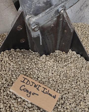 🏝🏝🏝🏝🏝 NEW IN :

IDJWI ISLAND Congo Grand Lac, Sud Kivu RDC, direct trade, bio mais non certifié :🌱

☕Arabica lavé Bourbon et Blue Mountain ; arôme floral, sauvage et fruité aux notes de raisin, baies séchées et chocolat ; corps intense ; acidité nette. Intensité 3/5. Altitude 1500-2200 mètres, récolte manuelle. Producteur : Rebuild Women’s Hope. Score SCA : 85,25
Ce café exceptionnel est cultivé sur la deuxième plus grande île d’Afrique située sur le lac Kivu en RDC.

#cafesjjlooze #specialtycoffee #torrefactionartisanale #kiziwacoffee #artisan #coffeeroaster #passion #transmission #cofferoasters #artisanat