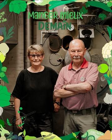 ☕ Jacques & Sylvie Looze – @cafes_jjlooze 
📍 Feluy

Chez les Looze, le café est une histoire de famille… et de passion.
Depuis plus de 40 ans, cette maison de torréfaction artisanale perpétue un savoir-faire rare et précieux. D’abord à Bruxelles, aujourd’hui à Feluy, Jacques et sa fille Sylvie composent avec finesse des mélanges « maison » et torréfient à l’ancienne, à l’odeur, à la couleur, au crépitement. Un art qui se joue à quelques secondes près.

🌍 L’aventure a commencé bien plus tôt encore, dans les années 50, avec la culture du café au Kivu (Congo), l’usinage et l’exportation… avant de revenir à l’essentiel : le goût et le geste.

🎉 Vous pourrez les retrouver au marché des producteurs du festival Manger Mieux Demain, les 28 & 29 septembre à Gembloux, pour (re)découvrir ce qu’est un vrai café de torréfacteur : intense, subtil, et infiniment humain.

📸 @septembre.atelier 

#MangerMieuxDemain #CafésLooze #TorréfactionArtisanale #SavoirFaireFamilial #CaféBelge #Feluy #JacquesEtSylvie #AlimentationDurable #CaféDeCaractère