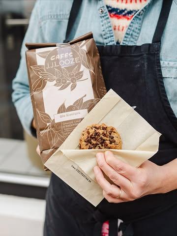 Our Kokob cookie and our coffee-to-go share the same secret ingredient: passion ☕ 
We work hand in hand with @cafes_jjlooze , a Belgian family roastery led by Jacques & his daughter Sylvie, two passionate coffee lovers who put their heart into every roast 🤎
They are working with organic beans that are sustainably grown, fairly traded, and roasted locally with care. This partnership is everything we believe in 🤝

#chezmartha #cafesjjlooze #belgiancoffee #kokobcookie #localandethical #sustainabletaste