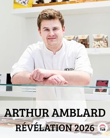 On lève notre verre à @arthuramblard , à qui nous avons décerné le prix “Révélation 2026” parmi notre sélection des “10 meilleurs artisans chocolatiers de la Région bruxelloise” ! Adresse : rue Lebeau, 61 (1000 Bruxelles), près du Sablon

Nous décernons le prix « Révélation » à un artisan installé depuis moins de trois ans. Ici Arthur Amblard est même installé depuis moins d’un an près du Sablon, à côté des plus grands noms du chocolat belge. Mais pourquoi lui décerner le prix « Révélation » ? D’abord pour la qualité de ses produits, mais aussi et surtout pour son envie d’innover, sa passion pour le métier et son audace de lancer sa propre enseigne si jeune.

Loin de chercher à imiter les grandes maisons, ce passionné fait le choix de l’innovation en proposant des pralines et chocolats de haute qualité, spécialement pensés pour les personnes diabétiques ou intolérantes au sucre. Ici, le sucre raffiné traditionnellement utilisé est remplacé par des alternatives telles que le xylitol — un édulcorant extrait de l’écorce de bouleau, au goût très proche du sucre — ou encore le maltitol, dérivé du malt. Bien entendu, ses pralines sont adaptées à tous les gourmands :) #chocolat #chocolate #chocolatbelge #belgianchocolate #bruxelles Photo : @glow21_cathlinkens / Catherine Linkens

Merci à nos partenaires privés pour l’organisation du concours des 10 meilleurs artisans chocolatiers de la Région bruxelloise : @agronuts_manufacturing , @delgiro.be et @cafes_jjlooze et nos partenaires publics : @bxllaville et @entreprendre.bruxelles