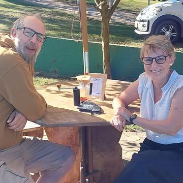 Retour sur notre coffee trip au Brésil où nous avons eu la chance de croiser la route de notre collègue et ami belge,  Devid de @mooncoffee_store et sa famille pendant 2 jours. Devid ne se déplace jamais sans son kit "café Moon du matin". 
Partage d'une passion et d'un metier commun, c'est précieux ! 
@mooncoffee_store 
@cafes_jjlooze
