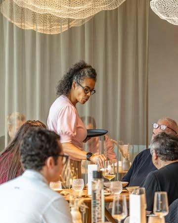 À la Grappe d’Or, nous nous adaptons à votre rythme.

Attentive et réactive, notre équipe veille à répondre aux besoins des plus pressé.e.s afin de vous garantir un service fluide, sans compromettre votre moment de détente. 

Offrez-vous une parenthèse de sérénité grâce à notre formule Lunch et son accord au choix, pensée pour s’ajuster parfaitement à votre emploi du temps.

Réservez votre table sur notre site : https://lagrappedor.com/reserver/

Photos : @graphisteriegenerale

#arlon #restaurant #gastronomie #luxembourg #lagrappedor