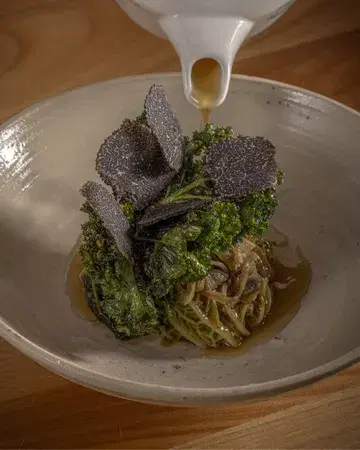 À la Grappe d’Or, les produits de saison sont toujours à l’honneur.
Notre carte suit le rythme de la nature et s’inspire des produits disponibles chez nos producteurs afin de vous proposer
des assiettes qui reflètent notre respect pour leur travail et leur passion.

N’hésitez pas à consulter l’ensemble du menu et à réserver votre table sur notre site : www.lagrappedor.com

📷 : @graphisteriegenerale
#arlon #restaurant #gastronomie #luxembourg #lagrappedor