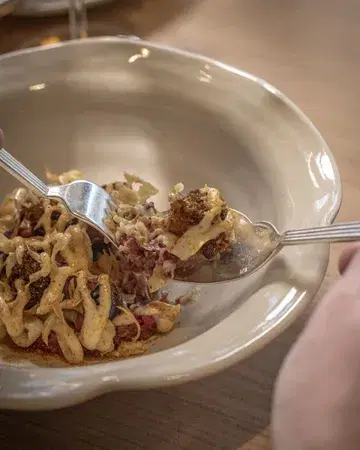 Limousine de Lothar Vilz à Mürringen
En marinade chimichurri, panais, huître de Zélande en tempura, sauce barbecue.

Réservez votre table sur notre site : https://lagrappedor.com/reserver/

📷 : @graphisteriegenerale

#arlon #restaurant #gastronomie #luxembourg #lagrappedor