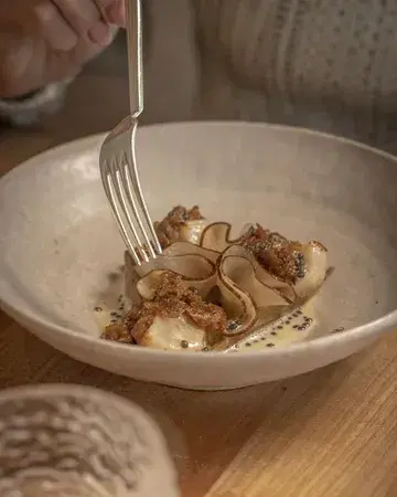 Coquilles Saint-Jacques de Dieppe
Juste rôties, salsifis cuit à brun, pickles de poire de terre, sauce XO, beurre blanc au caviar osciètre

Réservez votre table sur notre site : https://lagrappedor.com/reserver/

📷 : @graphisteriegenerale

#arlon #restaurant #gastronomie #luxembourg #lagrappedor