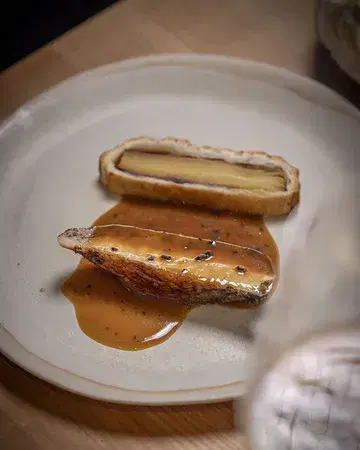 Pintade de la Ferme des Sens à Léglise
Le filet rôti, farce aux champignons, tourte de pomme de terre, jus à la truffe noire, la cuisse en ragoût aux coques

N’hésitez pas à consulter l’ensemble du menu et à réserver votre table sur notre site : www.lagrappedor.com

📷 : @graphisteriegenerale

#arlon #restaurant #gastronomie #luxembourg #lagrappedor