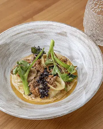 Limousine de Lothar Vilz en « Ragù alla Bolognese »
Tortellini de homard bleu, épinard au beurre noisette et sauce veloutée à l’anchois.

Nous vous proposons de l’accorder avec un verre de Bevog Brewery, une bière brune chocolatée et crémeuse.

Réservez votre table sur notre site : https://lagrappedor.com/reserver/

📷 : @graphisteriegenerale

#arlon #restaurant #gastronomie #luxembourg #lagrappedor