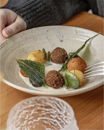 Les Petits Gris de la Ferme du Vieux Tilleul à Fernelmont
En persillade, royale d’ail des ours, croquette de pomme de terre de Sommethonne et kachkéis au vin jaune.

Pour un mariage parfait, nous vous proposons de les déguster accompagnés d’une bière Triton Session IPA.

N’hésitez pas à consulter l’ensemble du menu et à réserver votre table sur notre site : www.lagrappedor.com

📷 : @graphisteriegenerale

#arlon #restaurant #gastronomie #luxembourg #lagrappedor