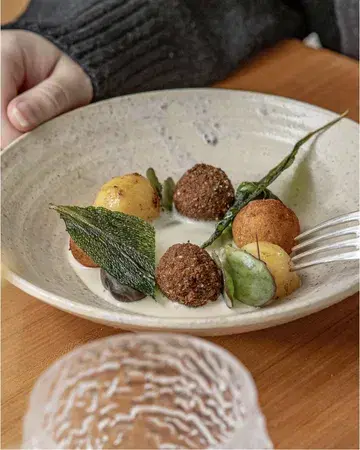 Les Petits Gris de la Ferme du Vieux Tilleul à Fernelmont
En persillade, royale d’ail des ours, croquette de pomme de terre de Sommethonne et kachkéis au vin jaune.

Pour un mariage parfait, nous vous proposons de les déguster accompagnés d’une bière Triton Session IPA.

N’hésitez pas à consulter l’ensemble du menu et à réserver votre table sur notre site : www.lagrappedor.com

📷 : @graphisteriegenerale

#arlon #restaurant #gastronomie #luxembourg #lagrappedor