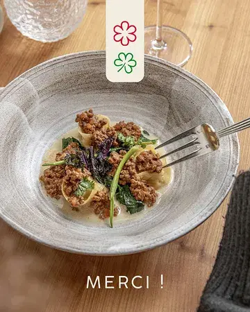 Nous sommes très honorés par cette double distinction obtenue dans le guide Michelin 2026.

Merci pour cette confiance renouvelée d’année en année, depuis l’obtention de notre première étoile en 2009.

Nous remercions également notre équipe pour son engagement quotidien, nos clients pour leur fidélité, et tous les producteurs et artisans locaux qui donnent du sens à notre cuisine.

Monia et Clément