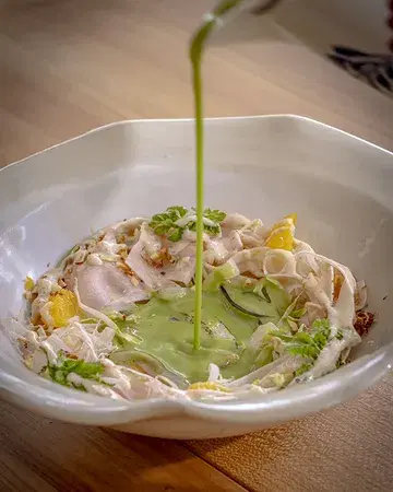 North Sea Chefs Power
Sole limande marinée au jus de mandarine, chicon braisé à l’orange sanguine, oignon rouge, vinaigrette au miso et jus vert.

Réservez votre table sur notre site : https://lagrappedor.com/reserver/

📷 : @graphisteriegenerale

#arlon #restaurant #gastronomie #luxembourg #lagrappedor
