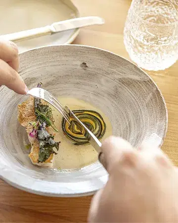 North Sea Chefs Power

Turbot sauvage de la mer du Nord, cuisson à l’étouffée, algue nori, courgette au beurre, bouquet garni, beurre blanc au champagne et shiro miso.

N’hésitez pas à consulter l’ensemble du menu et à réserver votre table via le lien dans notre bio.

Photos : @graphisteriegenerale

#arlon #restaurant #gastronomie #luxembourg #lagrappedor
