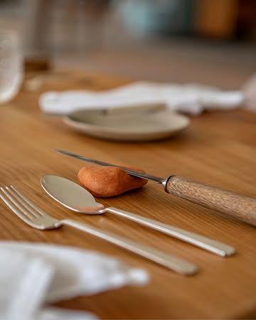 Derrière la sobriété de nos tables se cache le travail sur mesure de mains passionnées et de talents d’exception. 

💻 Réservez votre table via le lien en bio. 

#lagrappedor #artisanat #gastronomie #arlon #luxembourg