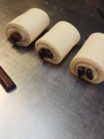 Sunday well spent 🧡 in kleine groep met een ervaren bakker croissants en chocoladebroodjes maken van A tot Z!