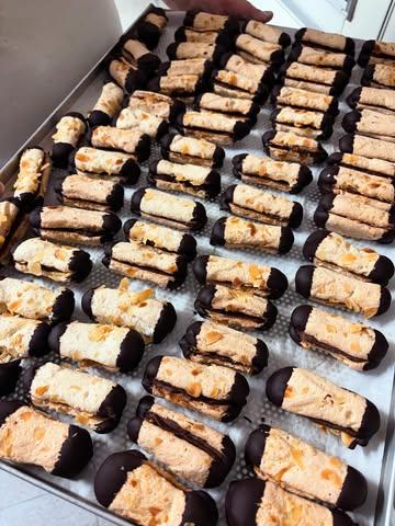 Nog een kleine (late) januari recap 🧡👀 terug pizza, uitzonderlijk bokkenpootjes - want veel eiwit over, meer dan 800 (!!!) appelen schillen, ontklokhuizen en ‘verpakken’ in bladerdeeg, cadeautjes krijgen en 3 soorten granola op het menu!