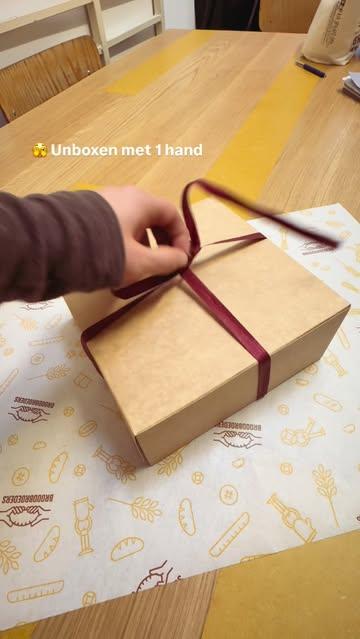 Voor Valentijn moet je in de bakkerij zijn! Peperkoeken hartjes of mooie tasjes. We got you. Al een tijd kan je koffie slurpen uit de mooie kopjes van @studioruwbak. Vanaf nu ook thuis dus 🥰