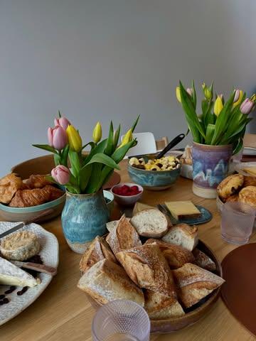 Vrolijk Pasen! 💐🐣 Wij hebben genoten van een suuuper gezellige paasbrunch🥐 En een combinatie van onze collecties zorgde voor een extra kleurrijke tafel🤭🧡