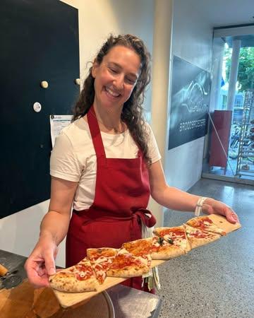 Lekker bezig in april 💛

1. Privéworkshop voor 15 personen inclusief pizza diner? check! 
2. Elke dag, heeeeeel veel liter verse desem, met de hand gemengd. 
3. We houden allemaal van ons lentemenu. Focaccia met ui & balsamico, woensdag vanaf 11u
4. Vleeshalle waren jarig! Dat konden we niet missen. 
5. Workshops, workshops, workshops!
6. Pizzalove 💚
7. Tot volgend jaar hot cross buns 👋