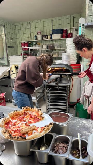𝗕𝗿𝗼𝗼𝗱𝗯𝗿𝗼𝗲𝗱𝗲𝗿𝘀 🍕✨
📍 Mechelen

Op zoek naar een origineel verjaardagscadeau?

Wij volgden de 𝗽𝗶𝘇𝘇𝗮𝘄𝗼𝗿𝗸𝘀𝗵𝗼𝗽 bij @broodbroeders en het was echt een super leuke ervaring.

Je leert:
🍕 zelf pizzadeeg maken
🍕 werken met hun Mechelse zuurdesem
🍕 vormen, beleggen en bakken als een echte pizzaiolo

𝗛𝗲𝘁 𝗹𝗲𝘂𝗸𝘀𝘁𝗲?
Tijdens het bakken mag je volop proeven en spelen met originele combinaties, van een klassieke margarita tot pecorino met druiven en zeewierworst met ajuinpasta. Ook de vegan merguez “Spicy Petertje” zorgt voor een verrassende twist.

Na afloop krijg je nog extra zuurdesemtips bij een glaasje wijn en neem je een leuke 𝗴𝗼𝗼𝗱𝗶𝗲 𝗯𝗮𝗴 mee naar huis met onder andere hun desemstarter, receptfiches en pizzabloem.

🎁 Een heel leuk cadeau om samen te beleven

#broodbroeders #pizzaworkshop #mechelen #foodexperience #visitmechelen