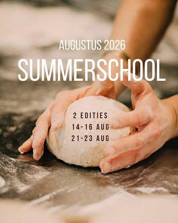 Ze staat online!!! 

SUMMERSCHOOL 2026 

Tijdens de summerschool werken we rond alles waar wij zelf graag mee bezig zijn: lange fermentaties, sterke basisdegen, pizza’s en nog meer lekkers met onze eigen recepten en desem. 

Genoeg theorie, veel doen, voelen, proeven en vragen stellen onderweg aan onze ervaren lesgevers in kleine groepjes. Klinkt heerlijk toch! 

📍 Sint-Katelijnestraat & Moensstraat 
📅 Augustus 2026 14-16 augustus of 21-23 augustus
🔗 Inschrijven via www.broodbroeders.be