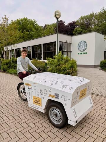 Deze maand zetten we graag @broodbroeders in de kijker!

Onze keuze voor hen kwam er niet zomaar: we volgden zelf een workshop bij hen en waren meteen verkocht door hun passie en vakmanschap.

Bij Broodbroeders draait alles om écht zuurdesembrood. Geen snelle processen maar brood dat op natuurlijke wijze rijst — beter verteerbaar én vol smaak. 

Wat we daarnaast extra appreciëren? Hun duurzame aanpak. Ze leveren hun brood met een fietskar, helemaal in lijn met de ecologische waarden waar wij zelf ook voor staan.

Proefde jij hun heerlijk zuurdesembrood al? 🍞