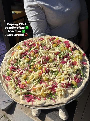 Lekker warm buiten en in de bakkerij! Daarom vrijdag uitzonderlijk geen pizza-friday in de avond 🥵 volgende week terug op post 👋👋 openingsuren vrijdag 29/5 zijn van 8u-18u
