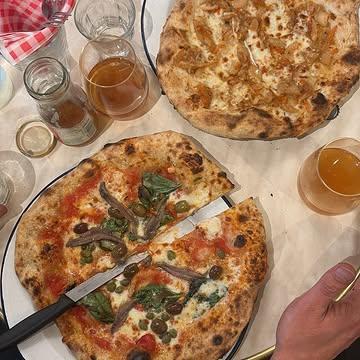 Pizza Friday 💃💃

Ook in juni blijft Pizza Friday een vaste afspraak in de bakkerij! Kom rustig het weekend inzetten met een pizza en een drankje. 

Volgende data:

5 juni
12 juni
19 juni
26 juni

Geen reservatie nodig, kom langs wanneer het uitkomt 
- vanaf 12u voor New York slices
- vanaf 17u voor Napolitaanse pizza

Eat-in & TakeAway !
Adres: Sint-Katelijnestraat 59, 2800 Mechelen