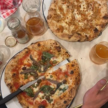 Pizza Friday 💃💃

Ook in juni blijft Pizza Friday een vaste afspraak in de bakkerij! Kom rustig het weekend inzetten met een pizza en een drankje. 

Volgende data:

5 juni
12 juni
19 juni
26 juni

Geen reservatie nodig, kom langs wanneer het uitkomt 
- vanaf 12u voor New York slices
- vanaf 17u voor Napolitaanse pizza

Eat-in & TakeAway !
Adres: Sint-Katelijnestraat 59, 2800 Mechelen