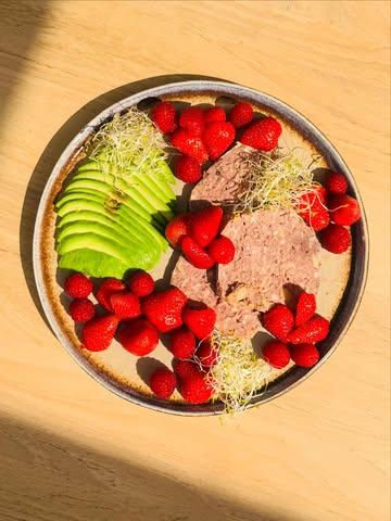 Just a pretty little plate for a pretty little morning🥑🌞 #goodmorningsunshine #sharingiscaring 

Shoutout to @domainelafalize for these beautiful, juicy strawberries — they made the plate 💕🍓 #localgoodness #organicfarming #youmademyday