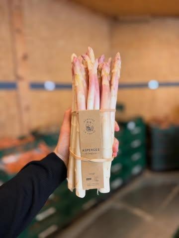 🌱 Les premières asperges belges sont là 🇧🇪

Celles du Domaine de la Falize viennent d’arriver chez Bio Vrac 💚 @domainelafalize 

Cultivées en Belgique, récoltées au bon moment et livrées tout près de chez nous… cela fait toute la différence.

Blanches, vertes ou violettes, à chacun selon ses envies de saison.

Fraîches, locales, sans détour. Juste l’essentiel 🌿

Quantités limitées, comme toujours avec les premières récoltes.

🛒 👉 Ouvert tous les jours de 10h à 19h sauf le lundi

📍 Rue Meyerbeer 144 – Uccle
📍 Rue Georges Raeymaekers 51 – Schaerbeek