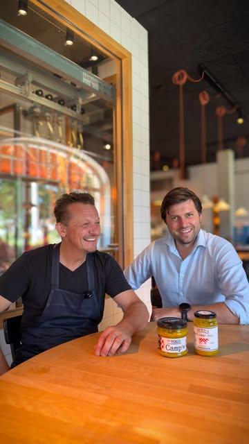 Vanaf nu kan iedereen ‘m thuis maken.

Zo vaak gevraagd bij Carcasse: de pickles van Dierendonck bij een mooi stuk vlees. Maar we wilden het niet zomaar doen. We wilden de juiste partner. Iemand met dezelfde filosofie, dezelfde koppige liefde voor kwaliteit. En die vonden we bij @campsfood.

Samen maakten we de beste pickles die er is: krokant, 100% natuurlijk, pittig, en toch echt op z’n Vlaams. Want een goeie keuken moet niet altijd te moeilijk zijn. Het is het product dat telt.

Hier bij een traaggegaarde en kort gebakken short rib van Menapisch varken. Maar eerlijk? Hij past overal bij.

Het enige waar we tekort aan gaan hebben, is saus 😉.