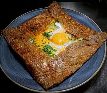 You ready for some absolutely Krazy stuff?
Galette kimchi - egg - cheese, folks!
Kyle’s @bolandferments top notch fermented Chinese cabbage, free range egg, cheddar, mozzarella. That’s the dish. Eat this!
#galette #retteketette #galettesbretonnes #krazy #kimchi #localproduce #9000gent