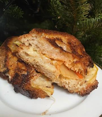 For me this hits all the spots. Crunchy, savoury, fermented and a little heat. Plus gooey cheese. Kimchi Croque monsieur. Specially with pas de rouge @hethinkelspel and @morgen.bakkerij bread.  Once you try it. You will not want to go back.