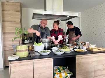 De Boerentour van 18 mei was een mooie succeseditie 🌱
Met dubbel zoveel inschrijvingen als de eerste keer merkten we opnieuw hoeveel interesse er leeft rond lokale landbouw en pure producten. Hoewel niet iedereen aanwezig kon zijn, hield dat ons niet tegen om er samen een prachtige dag van te maken.

Samen met geëngageerde restaurants en gepassioneerde boeren kookten en proefden we van verse lokale groenten, recht van het veld naar het bord 🍽️

Van begin tot einde zat de dag vol smaak en inspiratie:
✨ heerlijke lunch voorzien door Kyle en Leentje
✨ proevertjes van Monsieur Boudain
✨ ontdekking van het voedselbos van Pomona Puur Natuur
✨ rondleiding door Mark Temmermans
✨ en een eerste bezoek aan Jürgen van asperge- en witloofboerderij De Polkenhoeve

Dankbaar voor alle mensen die erbij waren en mee bouwen aan een eerlijker en lokaler voedselsysteem 💚

#Boerentour #LokaalEten #FarmToTable #DePolkenhoeve #PomonaPuurNatuur Helder LokaleBoeren Culinair VerseGroenten