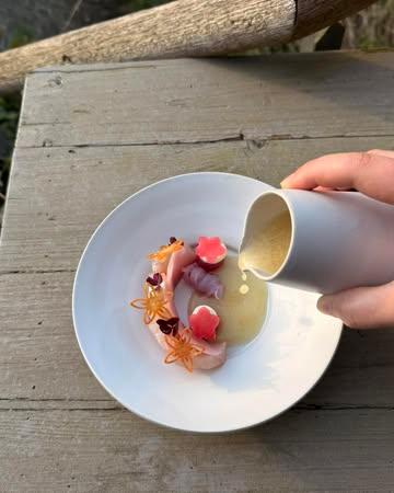 Hamachi ikejime, radis, citronnelle

Hamachi d’exception, préparé selon la technique japonaise Ikejime, révélant toute la pureté de sa chair et une texture d’une finesse remarquable.

Il est délicatement tranché et accompagné de radis croquants, sélectionnés pour leur fraîcheur et leur légère vivacité, apportant contraste et relief.

La citronnelle vient subtilement parfumer l’ensemble, infusant des notes fraîches et citronnées qui prolongent la dégustation avec élégance.

Une entrée froide tout en équilibre, entre précision, fraîcheur et délicatesse, où chaque élément sublime le produit dans sa plus simple expression.
#gastronomique #guidemichelin #food #michelinstar #gaultetmillaubelgique #chefslife #goodfood

@michelinguide 
@gaultmillaubelgium